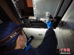 重庆车辆段强化防寒整备 为动车组“穿冬衣”温暖出行路